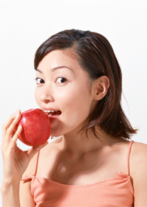 Młoda kobieta z jabłkiem