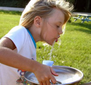 dziecko pijące wodę
