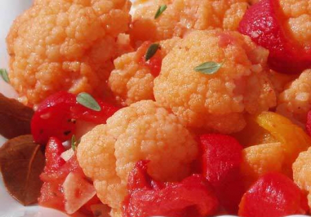 dietetyczna potrawa z kalafiora i pomidorów